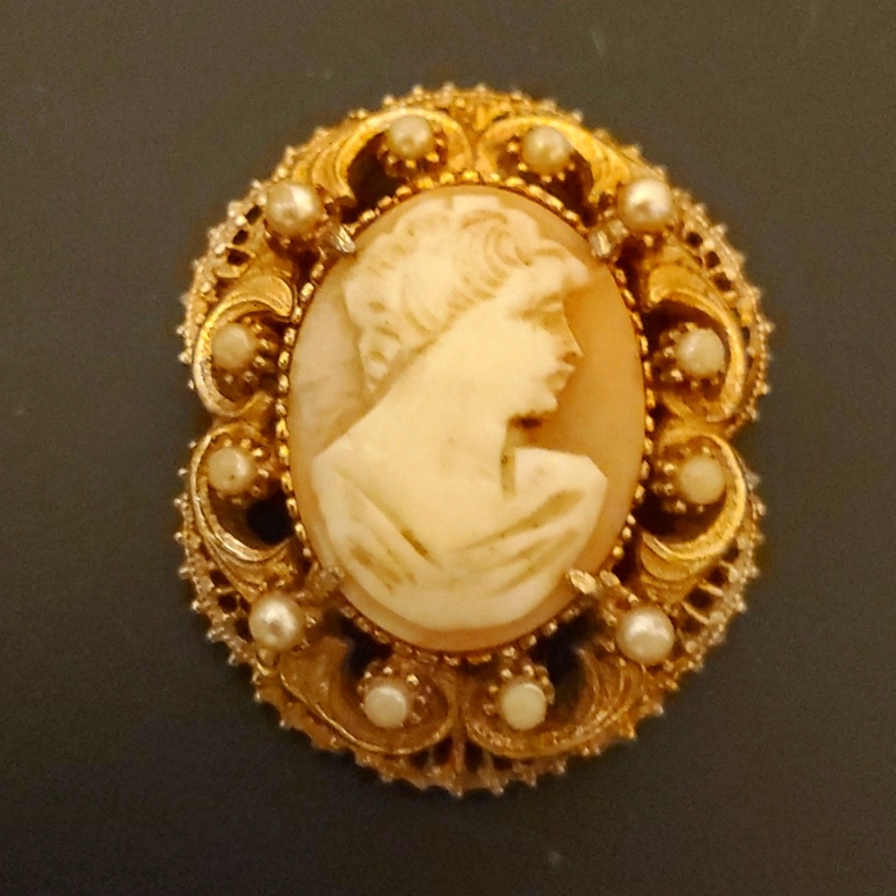 Vintage Florenza cameo brooch